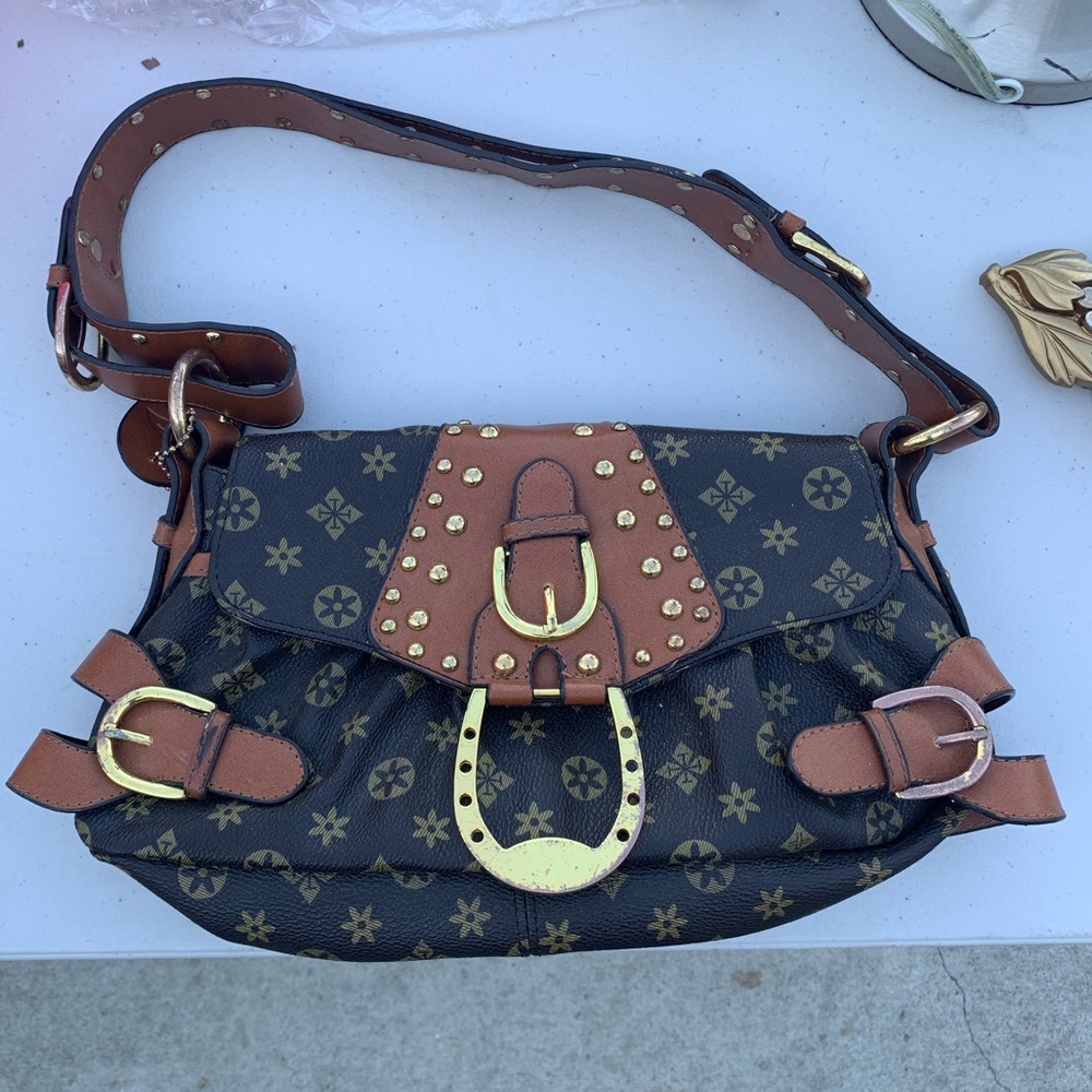 Fashionable shoulder bag